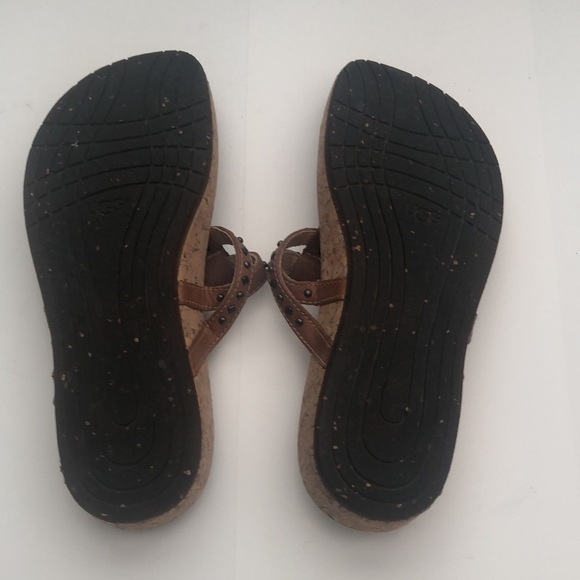 Uggs Deitra camel brown thong sandals with design - Picture 6 of 7